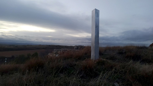 Los monolitos llegan a España: localizan uno en las ruinas de una iglesia y las autoridades piden no visitarlo » Ñanduti