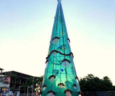 Terrible aglomeración por un árbol de Navidad en CDE
