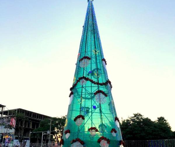 Terrible aglomeración por un árbol de Navidad en CDE