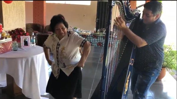 Crónica / (video) Ña Tora movió el cuerpito por sus 74 pirulos