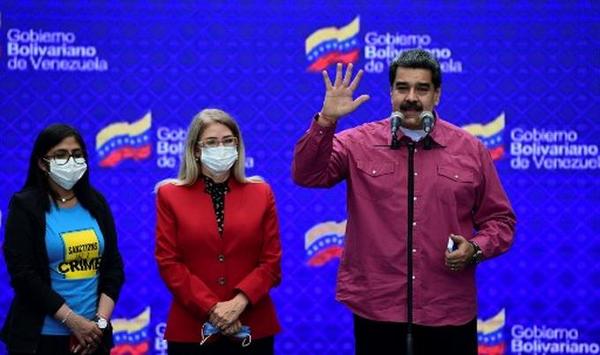Chavismo afianza su poder, pero pierde credibilidad