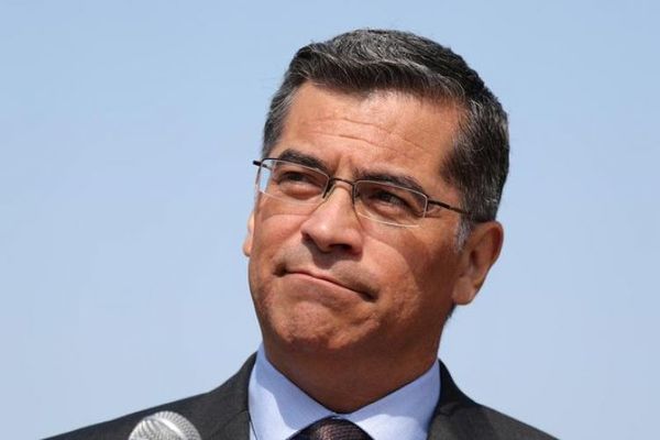 Biden elige a Becerra como secretario de Salud y construye equipo para combatir al COVID-19