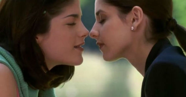 Selma Blair y Sarah Michelle Gellar recrean el beso de 'Juegos Sexuales' en modo pandemia - C9N