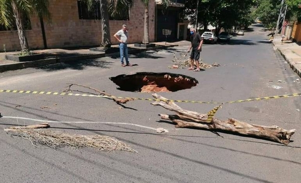 HOY / Cráter enorme y peligroso en las calles Alférez Silva casi Arellano, Sajonia