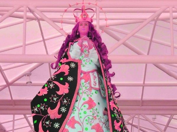 La Virgen de Caacupé vistió en sus orígenes de color rojo