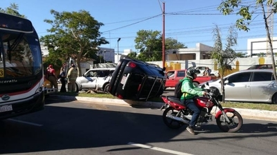 HOY / Violento choque entre dos camionetas sobre la Avenida Mariscal López