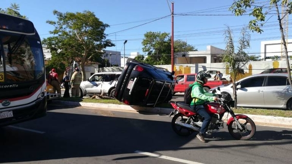 HOY / Violento choque entre dos camionetas sobre la Avenida Mariscal López