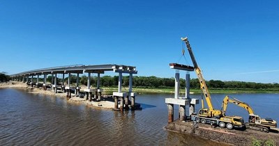 La Nación / Montaron el último dintel para el puente más largo de Ñeembucú