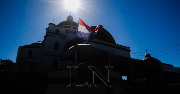La Nación / Basílica de Caacupé, custodiada por policías y solitarios vendedores ambulantes