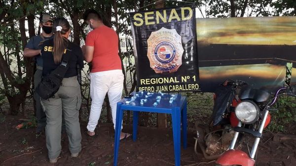Intentó entregar cocaína a media cuadra de la Senad y quedó detenido - Nacionales - ABC Color