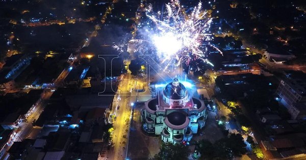 La Nación / Espectacular show de luces artificiales selló una extraordinaria postal en Caacupé