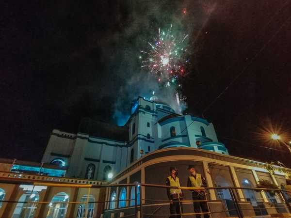 ¡Es tu pueblo, Virgen Pura!: Con fuegos artificiales y devoción reciben el Día de la Virgen de Caacupé » Ñanduti