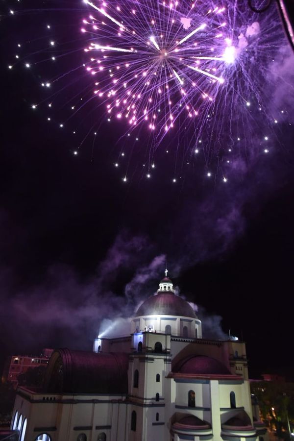 Tradicional “bomba pu” en la Basílica recibió inusual 8 de diciembre en Caacupé - Nacionales - ABC Color