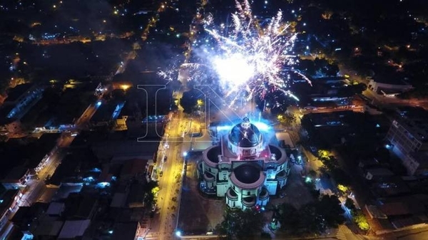 HOY / Show de fuegos artificiales para rendir homenaje a la virgen de Caacupé