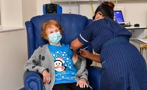 HOY / Una mujer de 90 años, la primera del mundo en recibir la vacuna de Pfizer
