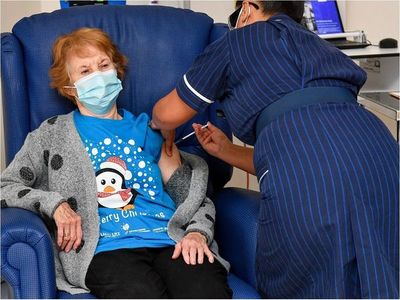Mujer de 90 años, la primera del mundo en recibir vacuna de Pfizer