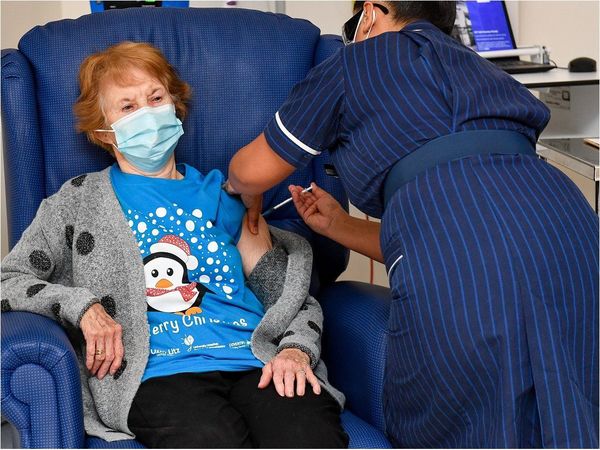 Mujer de 90 años, la primera del mundo en recibir vacuna de Pfizer