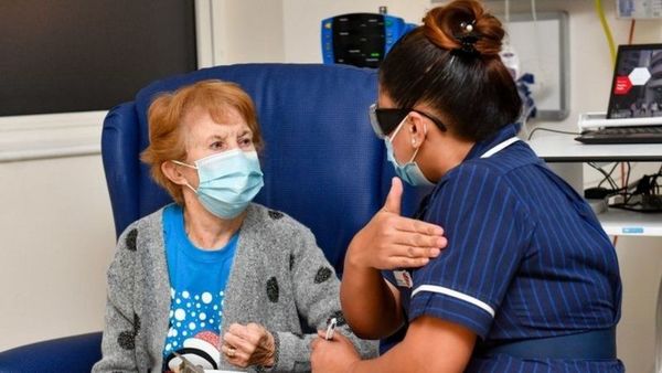 Esperanza mundial. Comenzaron a vacunar contra el covid (Video)