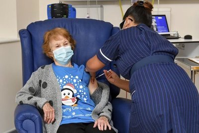 Una mujer de 90 años en el Reino Unido se convierte en la primera persona en recibir la vacuna de Pfizer » Ñanduti