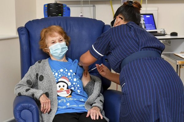 Una mujer de 90 años en el Reino Unido se convierte en la primera persona en recibir la vacuna de Pfizer » Ñanduti