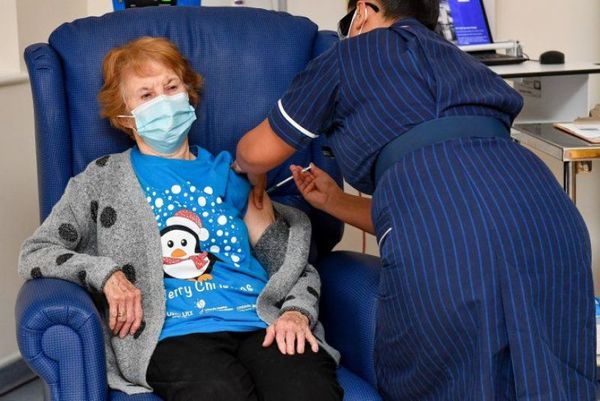 Mujer de 90 años, la primera del mundo en recibir vacuna de Pfizer