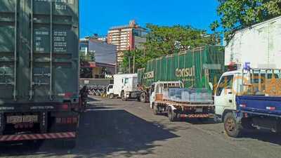 INTENSO movimiento de CARGA por el PUENTE de la AMISTAD