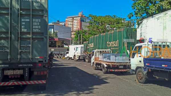 INTENSO movimiento de CARGA por el PUENTE de la AMISTAD