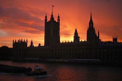 Con o sin acuerdo, la economía británica pagará un alto precio por el Brexit - Mundo - ABC Color