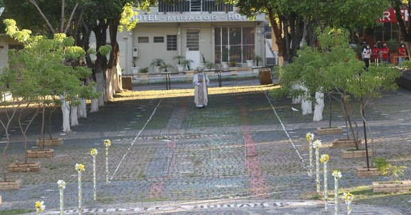 La Nación / Solitaria procesión de obispo de Caacupé marca inicio de la misa central