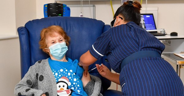 La Nación / Una abuela británica, primera occidental vacunada contra el coronavirus