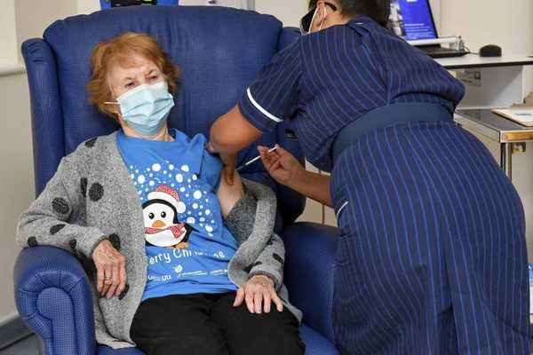 Margaret, la abuelita de 90 años que se convirtió en la primera mujer en recibir la vacuna de Pfizer - Megacadena — Últimas Noticias de Paraguay