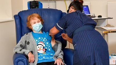 Mujer de 90 años es la primera en recibir la vacuna Pfizer contra el covid-19