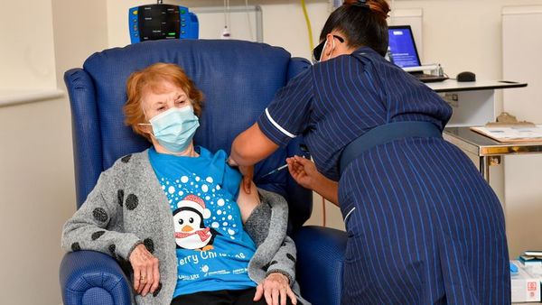 Mujer de 90 años es la primera en recibir la vacuna Pfizer contra el covid-19