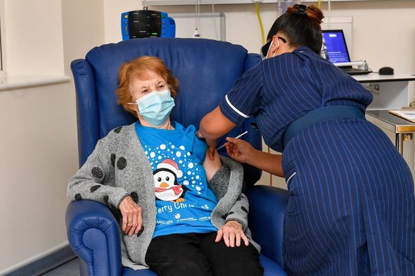 Una mujer de 90 años fue la primera recibir la vacuna Pfizer en el Reino Unido