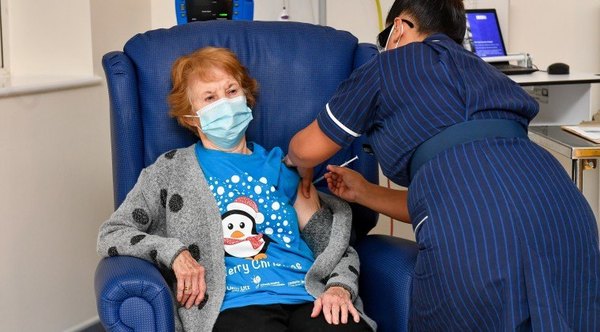 Crónica / (VIDEO) Doña de 90 años fue la primera en recibir la vacuna contra el Covid