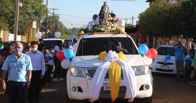 La Nación / Caacupé se trasladó al barrio 23 de Octubre de CDE y la gente acompañó en las calles