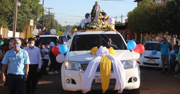 La Nación / Caacupé se trasladó al barrio 23 de Octubre de CDE  y la gente acompañó en las calles