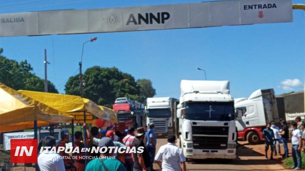 MANIFESTANTES ABREN PASO DE CAMIONES EN PUERTOS