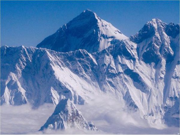 Everest mide 86 centímetros más que antes, anuncian China y Nepal