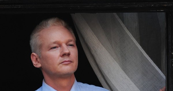 La Nación / Relator de la ONU solicita la liberación de Assange en espera de su posible extradición