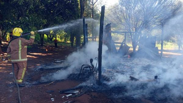 PRECARIA VIVIENDA ARDIÓ COMPLETAMENTE EN LLAMAS EN ITAPÚA POTY