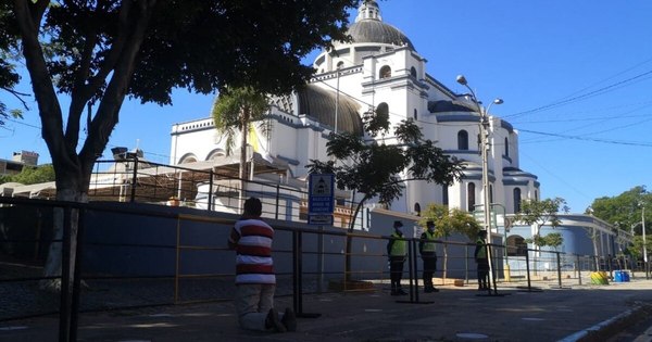 La Nación / La imagen del solitario fiel que logró sortear controles para llegar a Basílica de Caacupé
