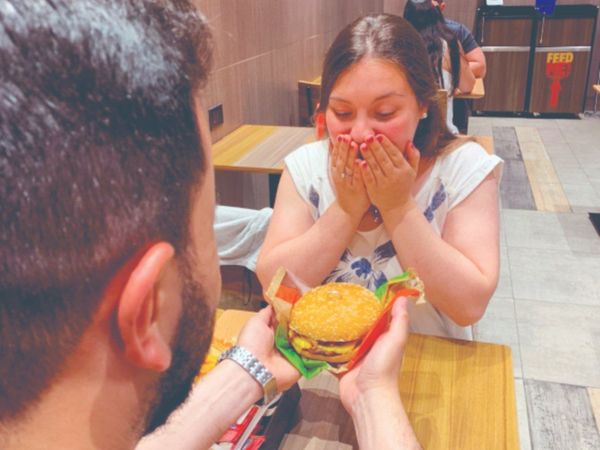 Le pidió matrimonio a su novia en un local de Burger King