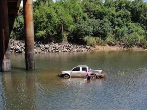 Conductor fue rescatado tras caer su vehículo en el río Yguazú