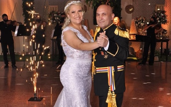 Comisario prometió que se casaría si no lo llevaba el covid. Salió de UTI y fue al altar