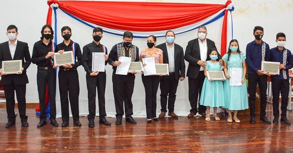 Entregan reconocimiento a estudiantes y artistas destacados - Noticiero Paraguay
