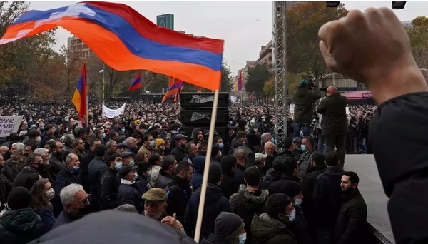 Manifestantes exigen renuncia del primer ministro de Armenia