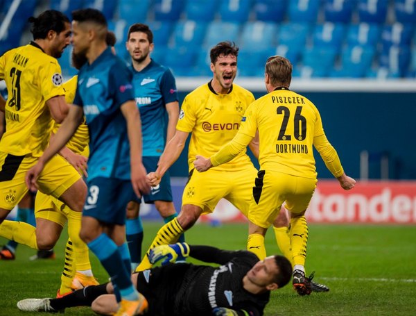 Dortmund termina líder de su grupo y Moukoko hace historia