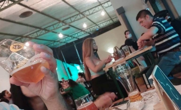 HOY / ¿Con nueva pareja?: Captan a exViceministro de Salud en romántica cena