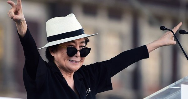 La Nación / Yoko Ono insta a controlar las armas en 40 aniversario del asesinato de John Lennon